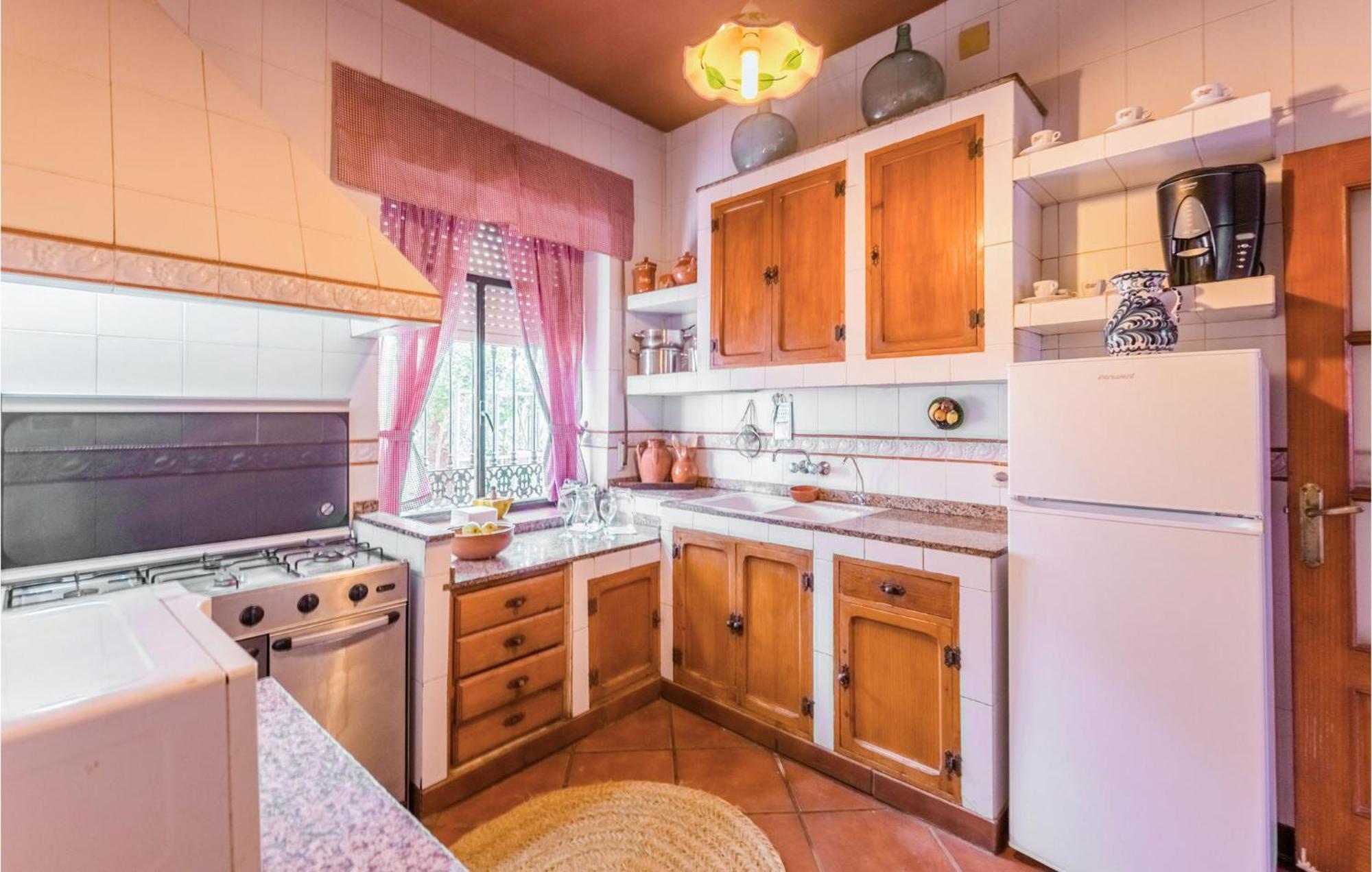 Gorgeous Home In Aldeaquemada With Swimming Pool Eksteriør billede